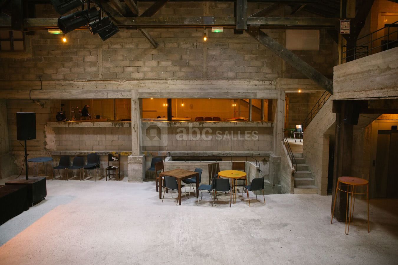 Salle principale + bar