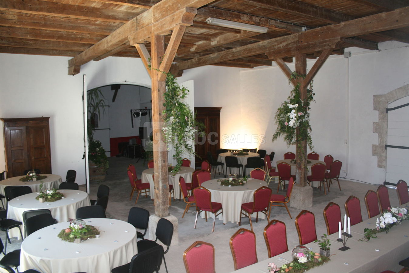Et des tables rondes de 8 personnes