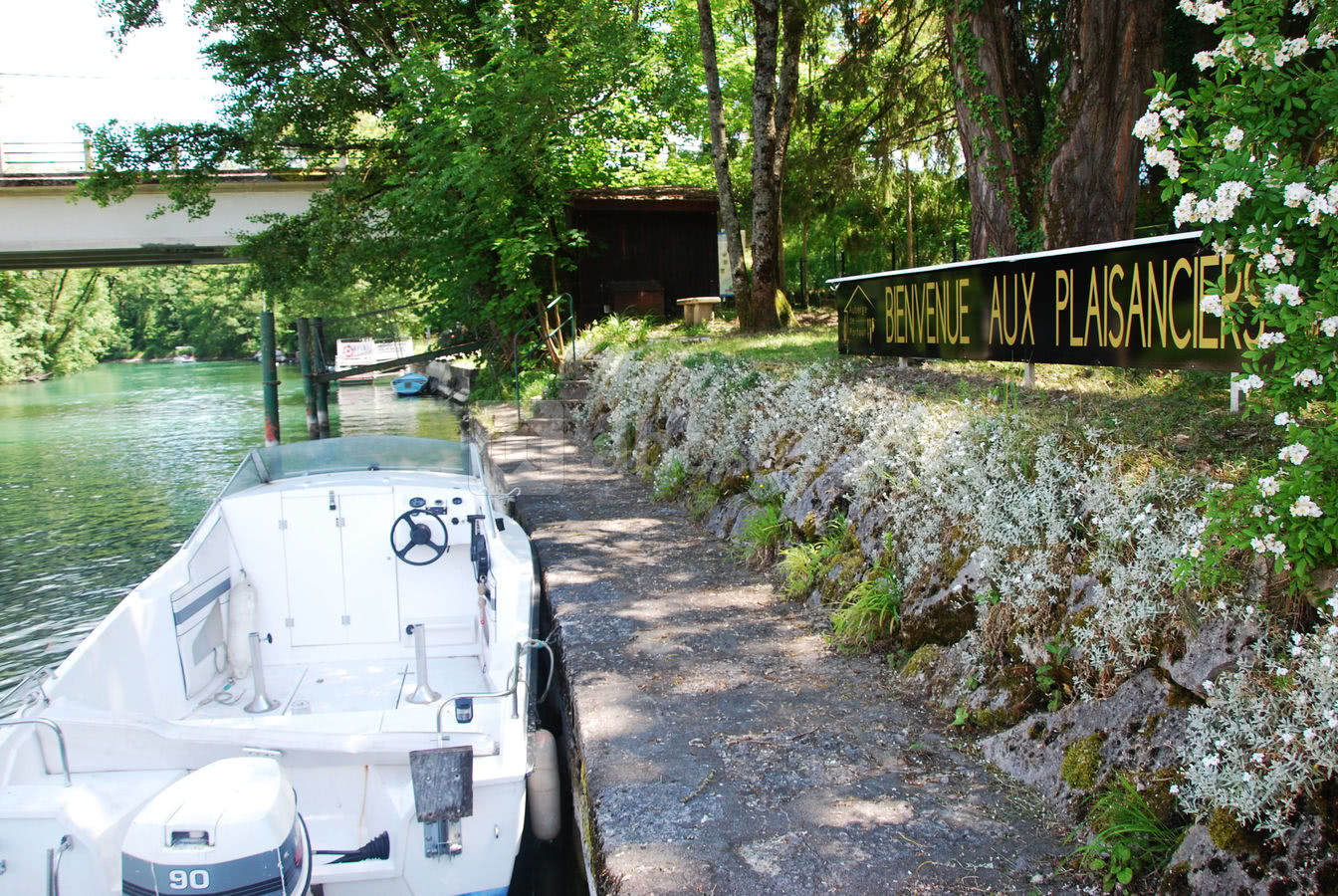 Accostage des bateaux directement à l'auberge