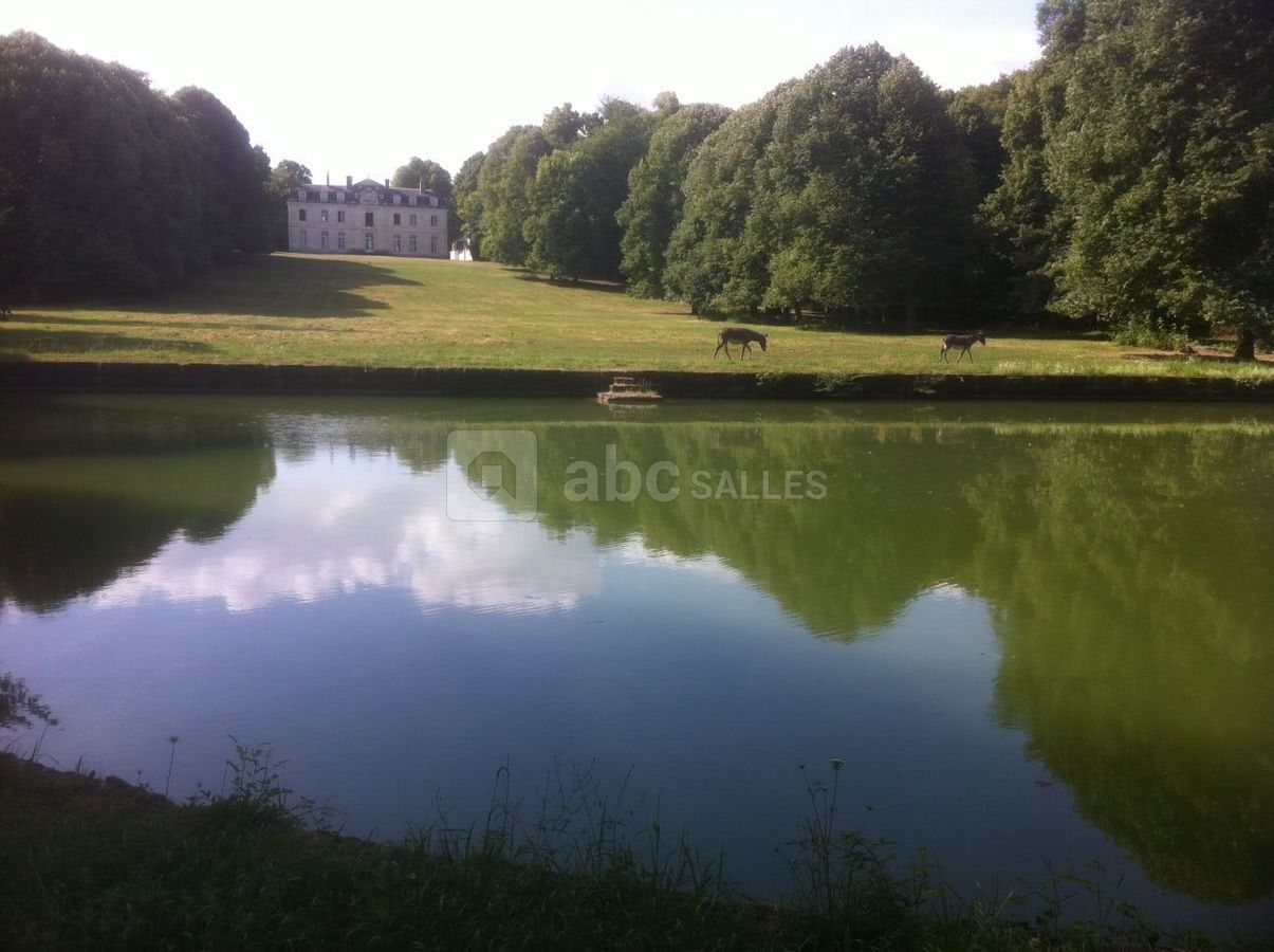 La grande pièce d'eau dans le parc