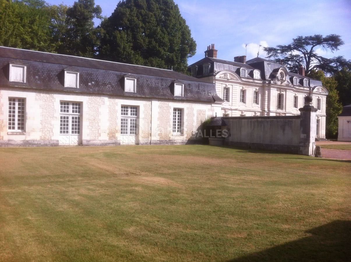 Une salle de réception et un salon de verdure