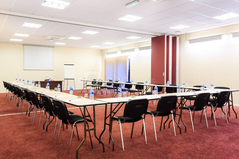 Salle de réunion en U