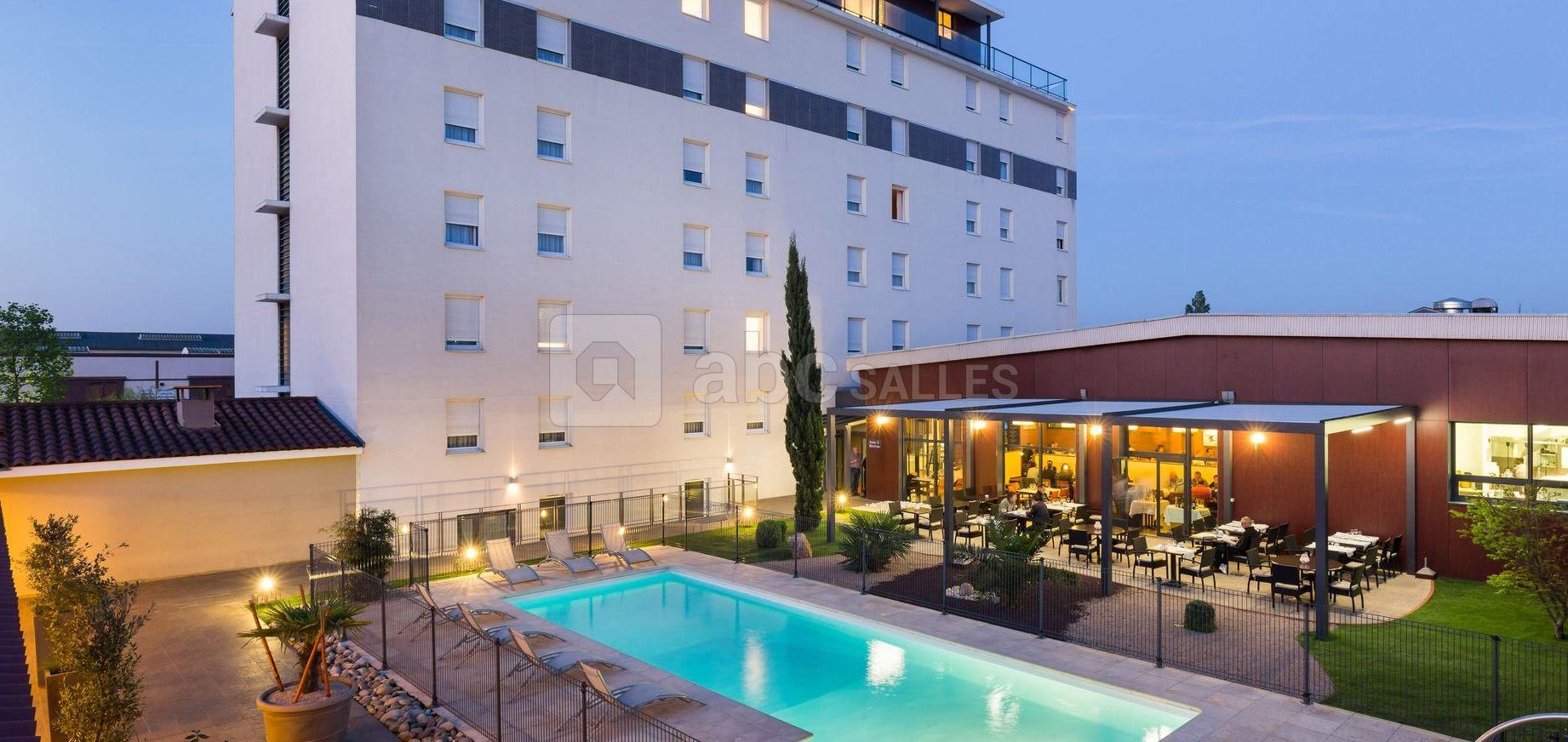 Piscine et terrasse