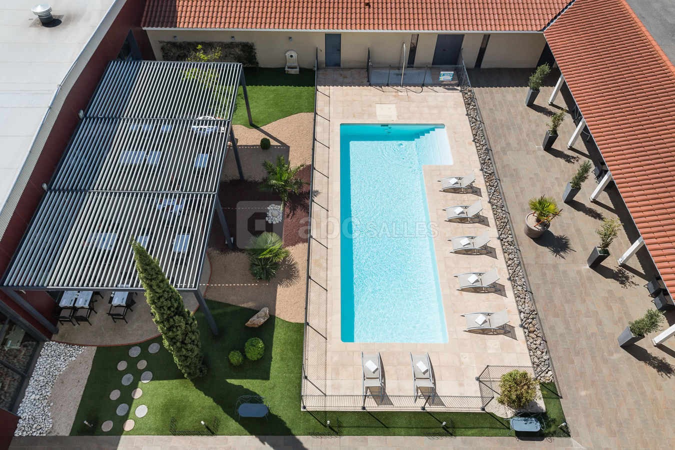Piscine et jardin