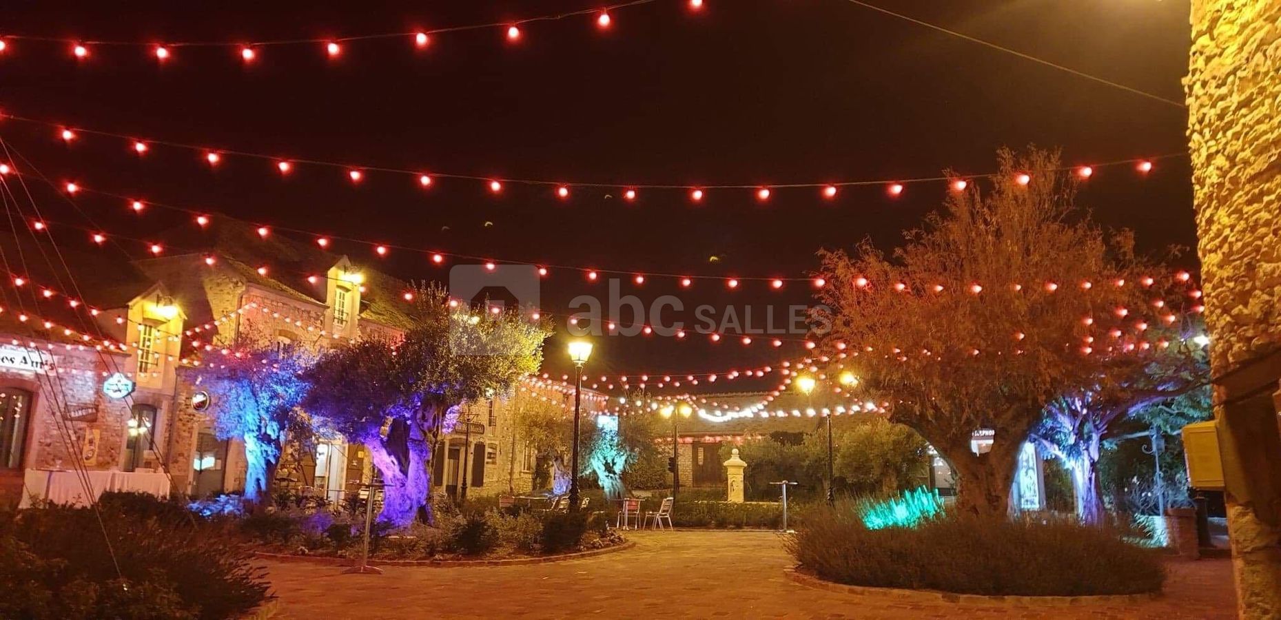 Le Village de Sully by night