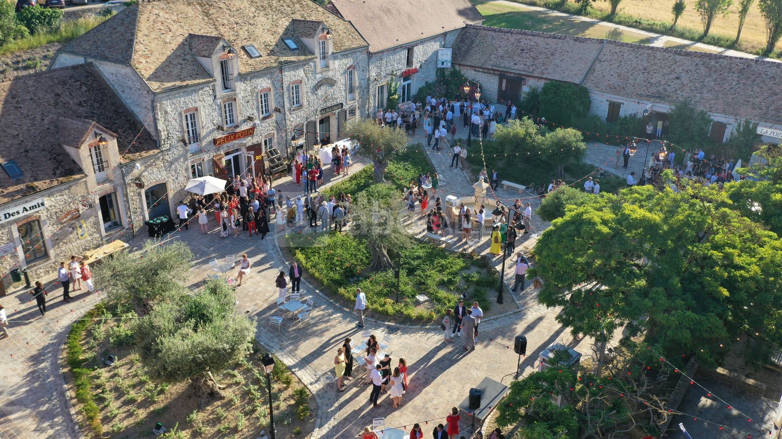 Le Village de Sully