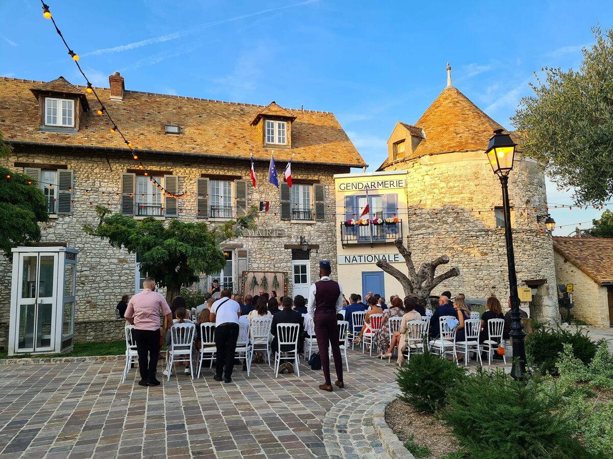 CEREMONIE LAIQUE DEVANT LA MAIRIE