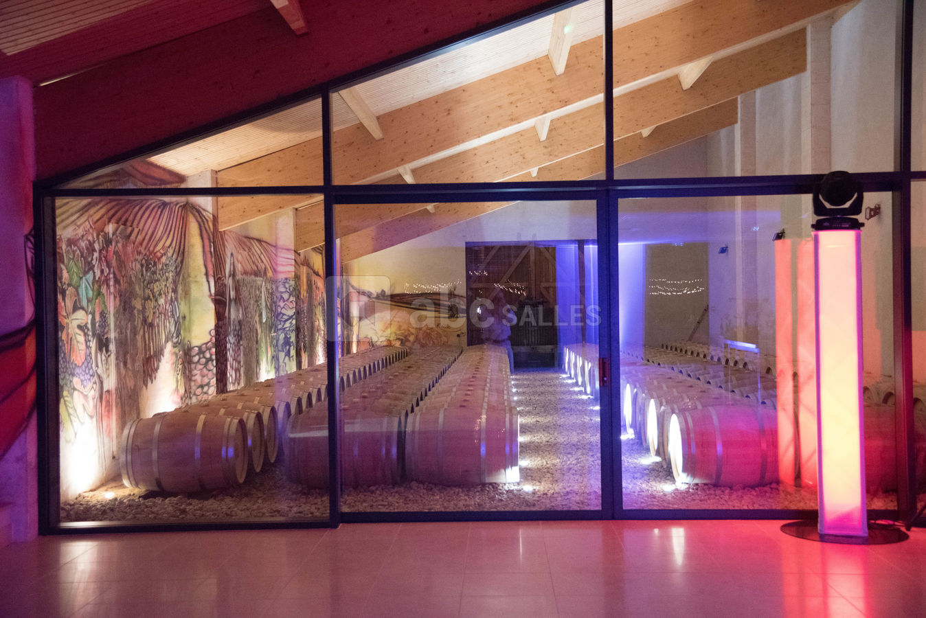 Salle de réception avec vue sur le chai de vieilissement