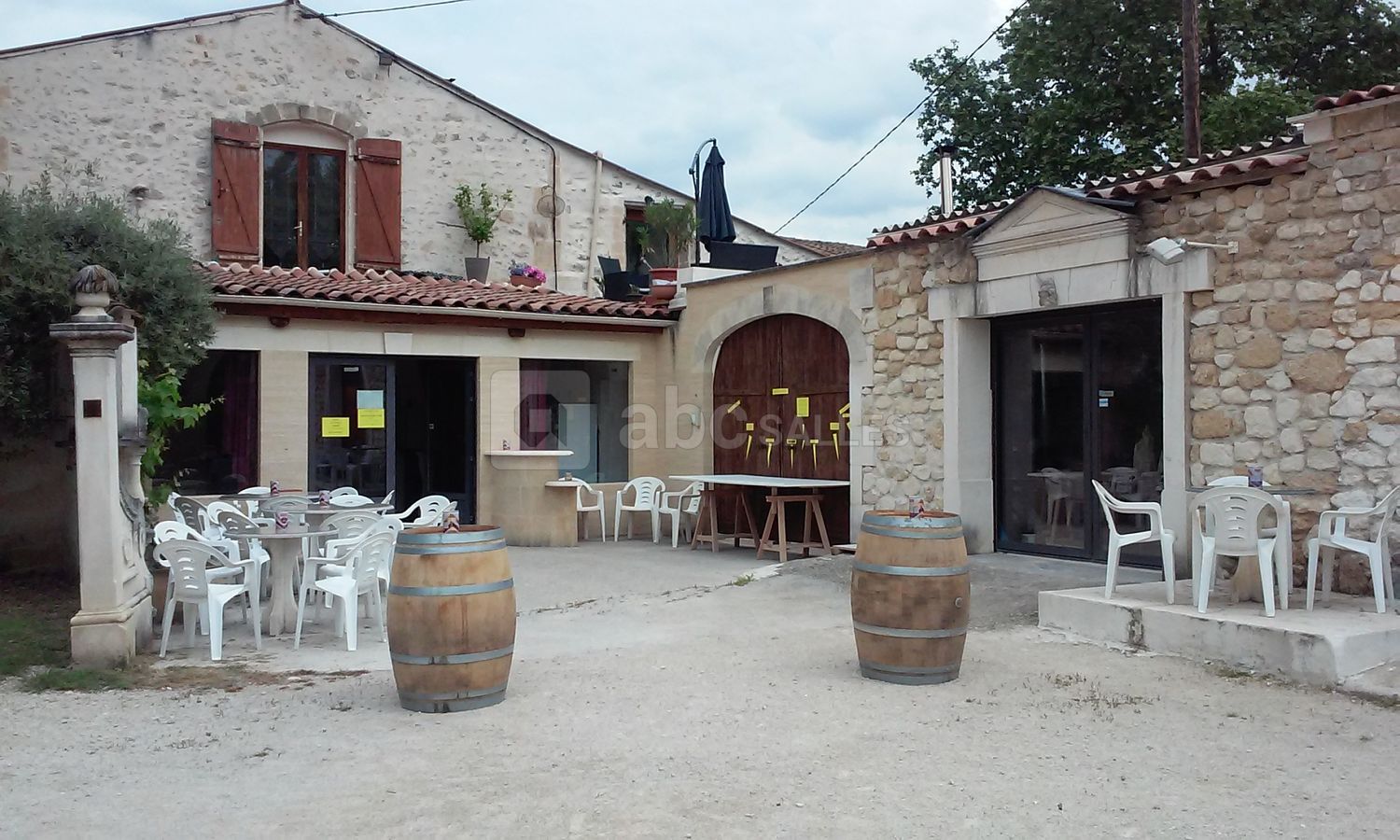 La terrasse et l'entrée principale de la salle
