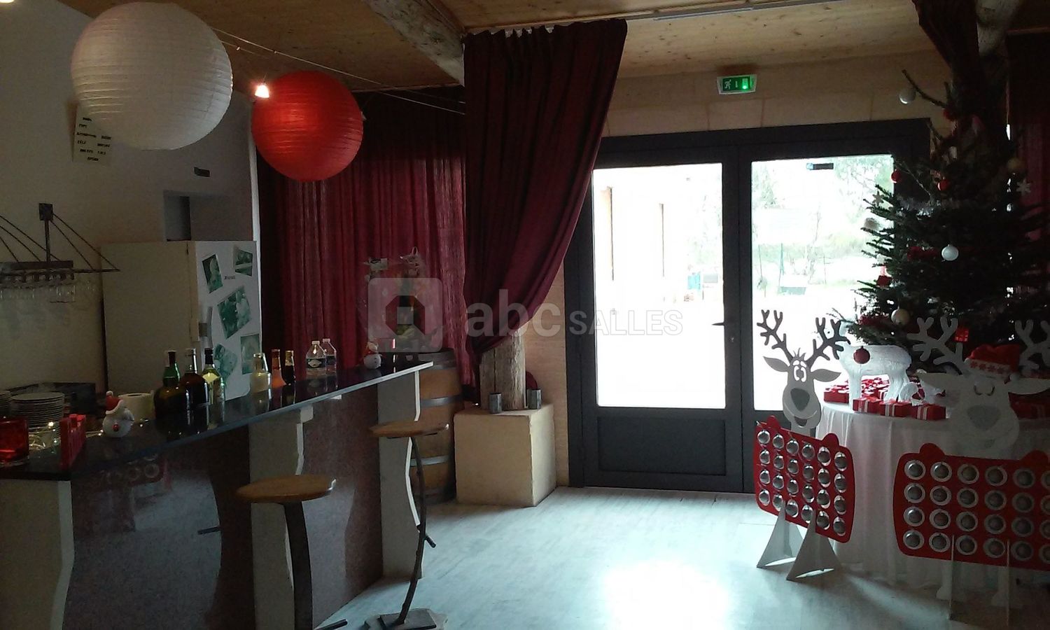 L'entrée et le bar