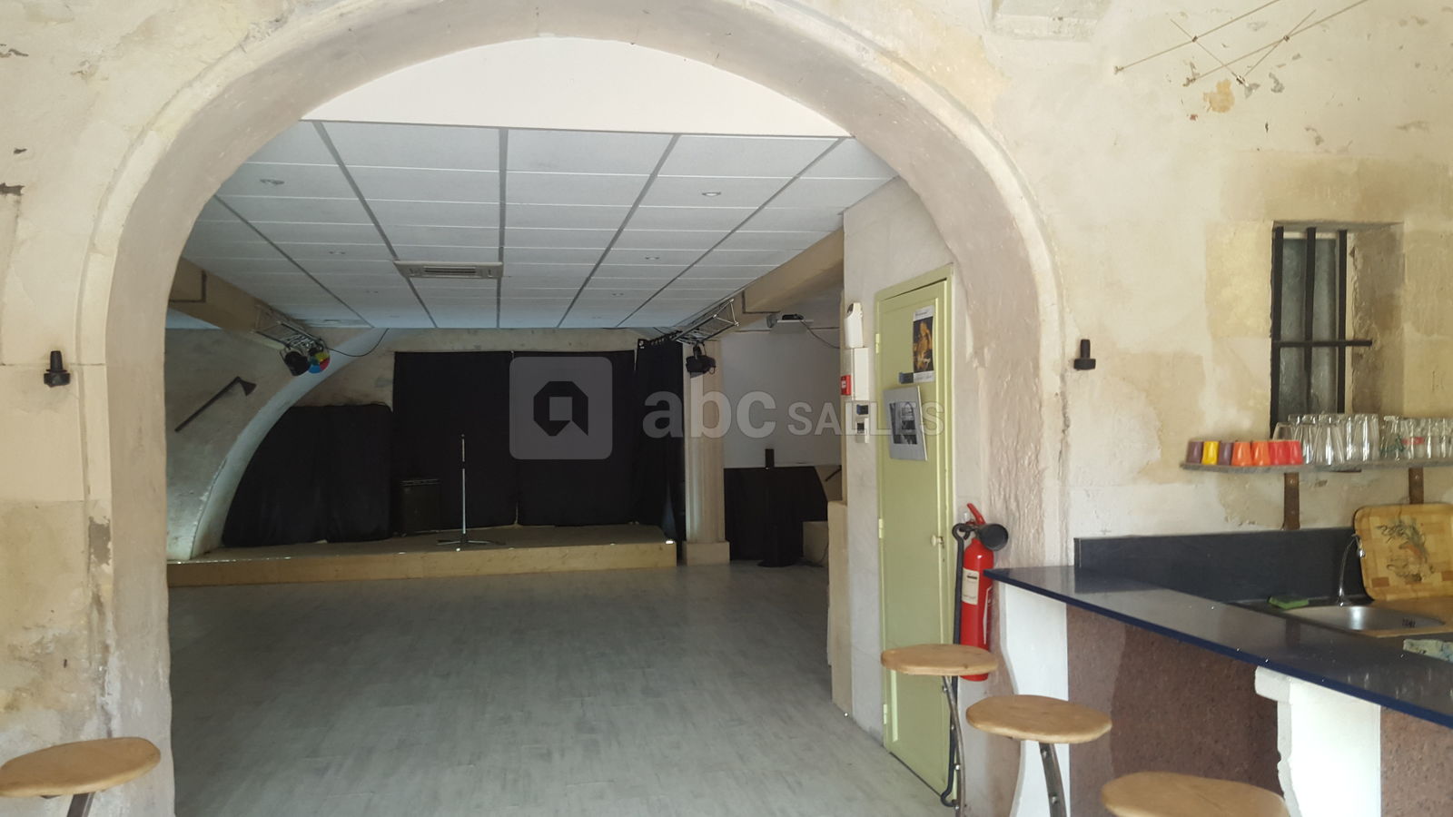 La salle vue de l'entrée