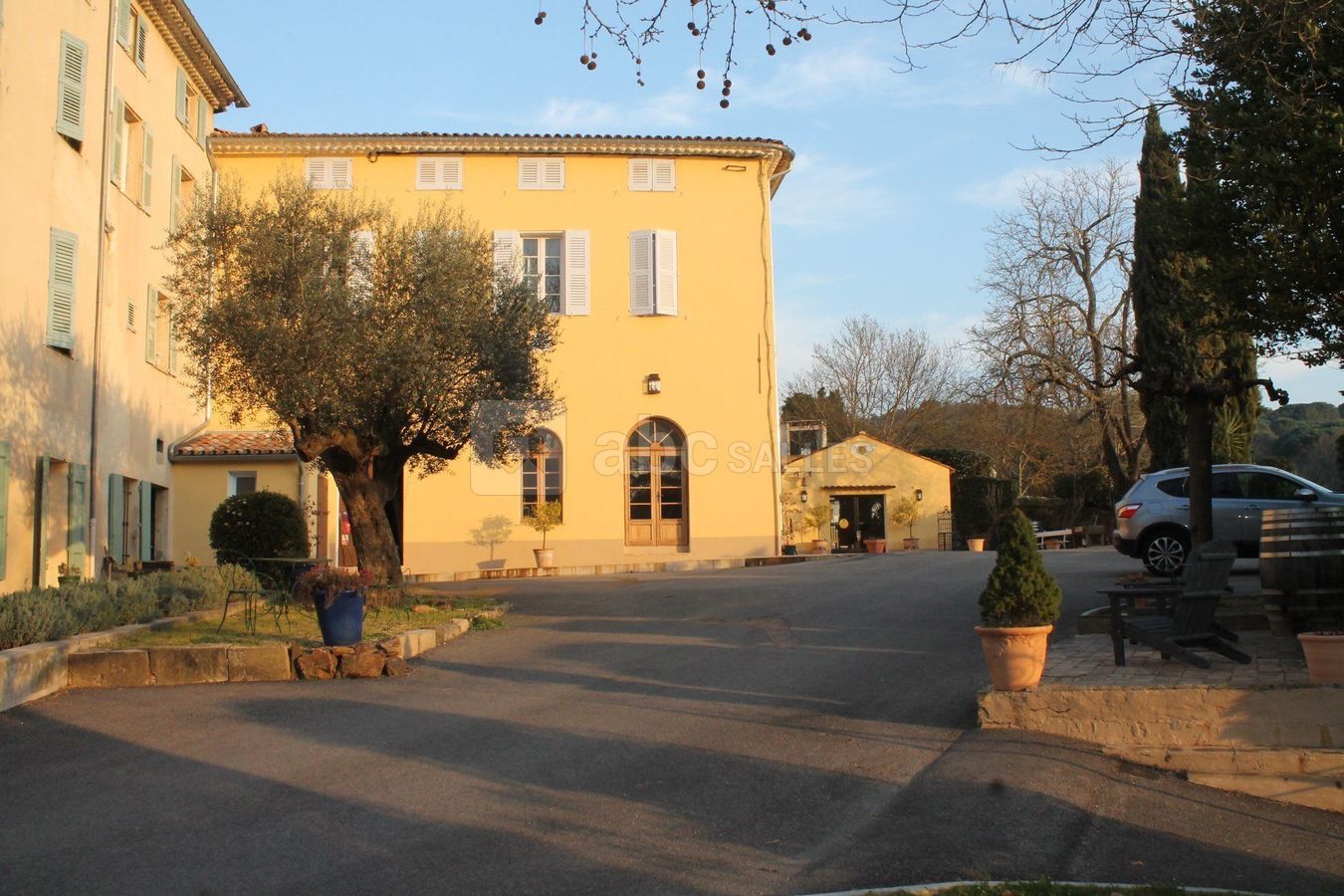 Vue extèrieure de la salle