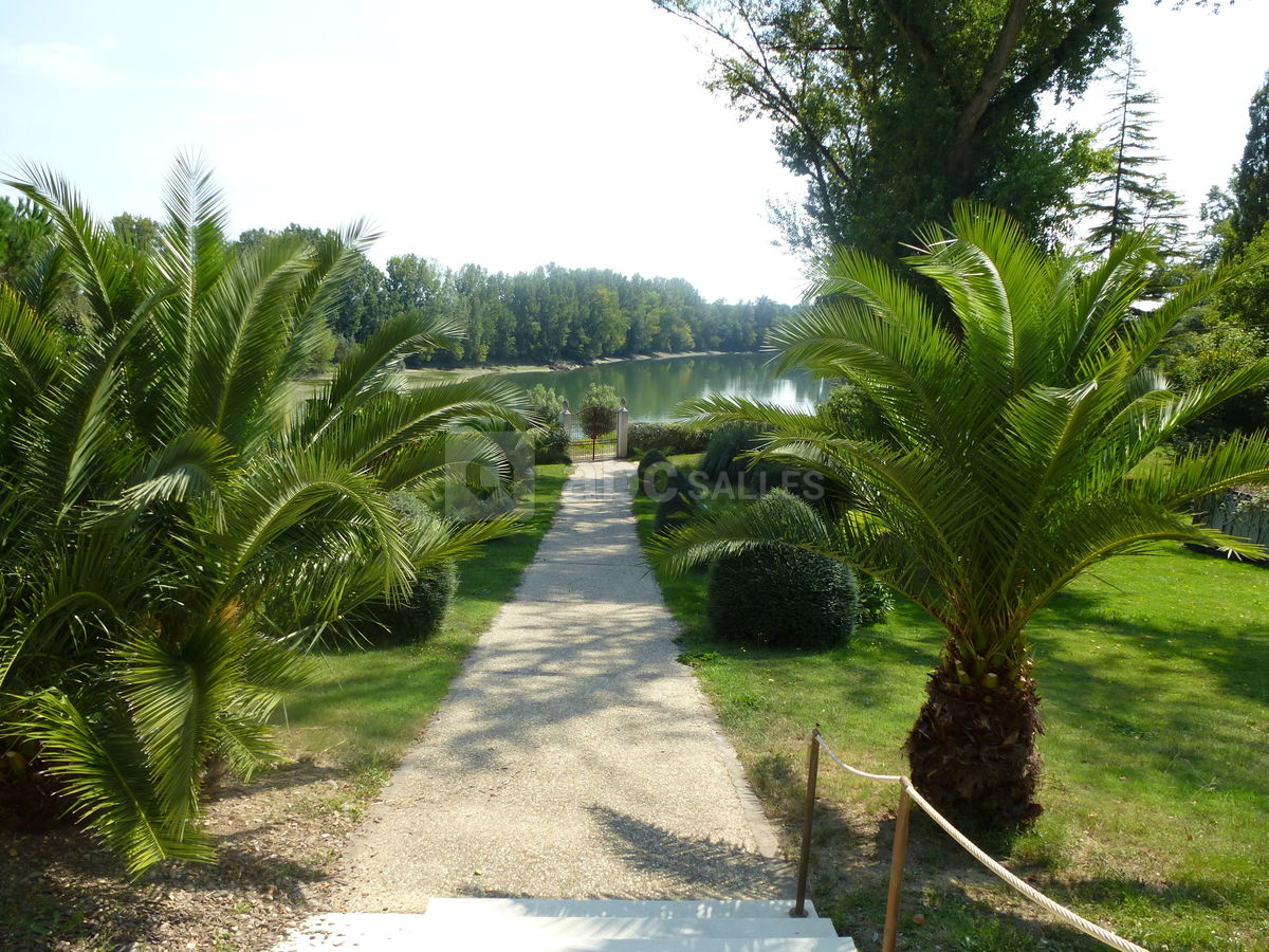 Vue sur le parc et l'allée