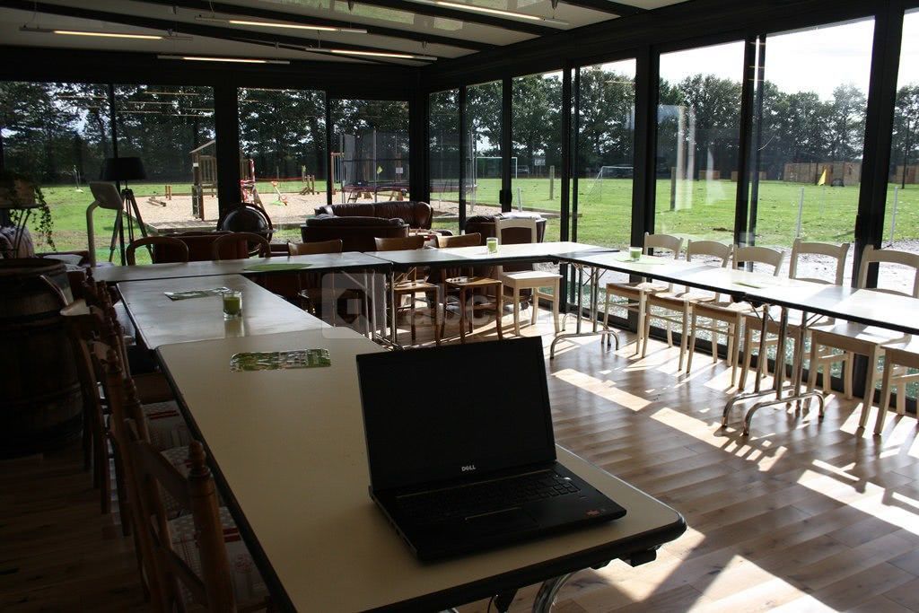 Petite salle avec vue sur le parc: jeux enfants, paintball, ..