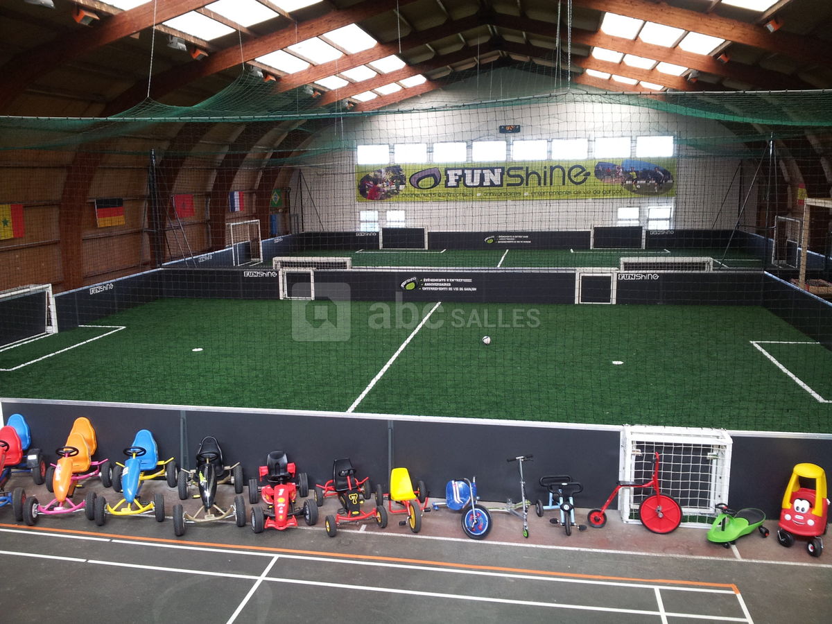 2 terrains de foot en salle