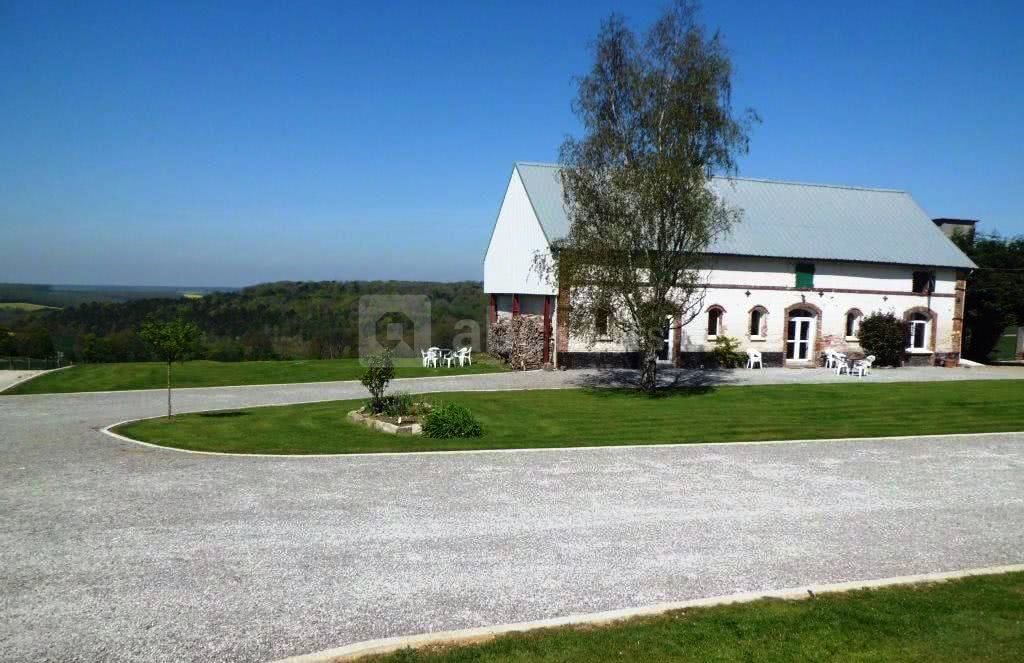 Salle au milieu de la campagne