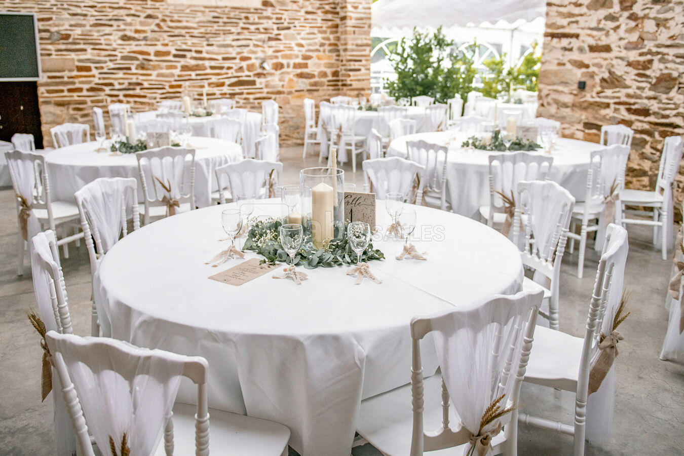 Préau tables rondes