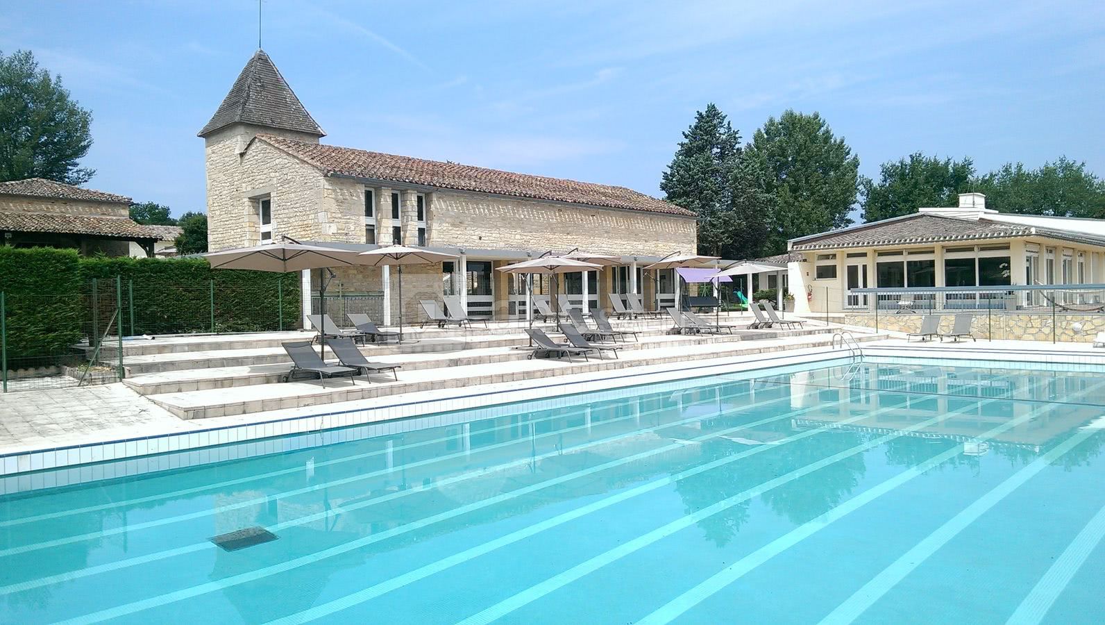 Salle polyvalente et restaurant avec piscine