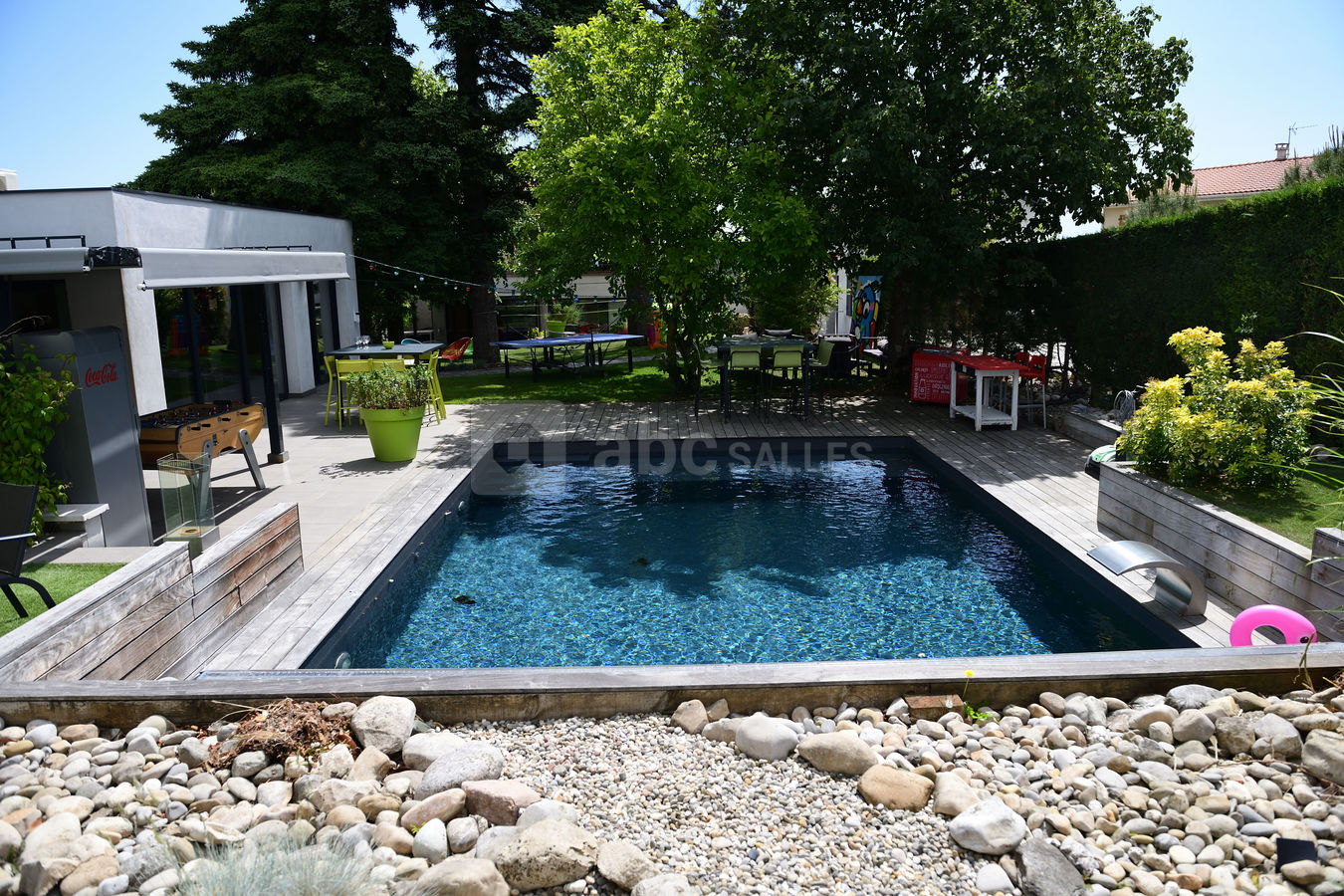 La piscine, et son pavillon de réunion à gauche