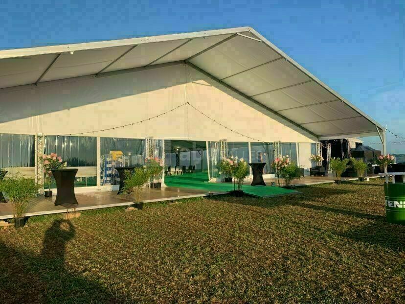 Barnum 500 personnes pour entreprise sur parquet tables chaises office traiteur sanitaires