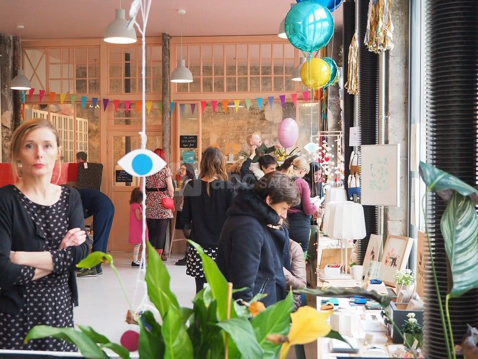 Marché de créateurs dans la bibliothèque