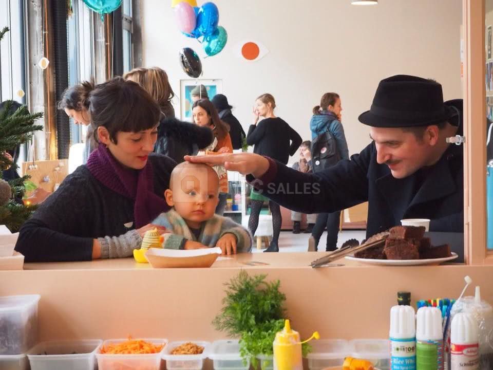 Marché de créateurs dans la bibliothèque