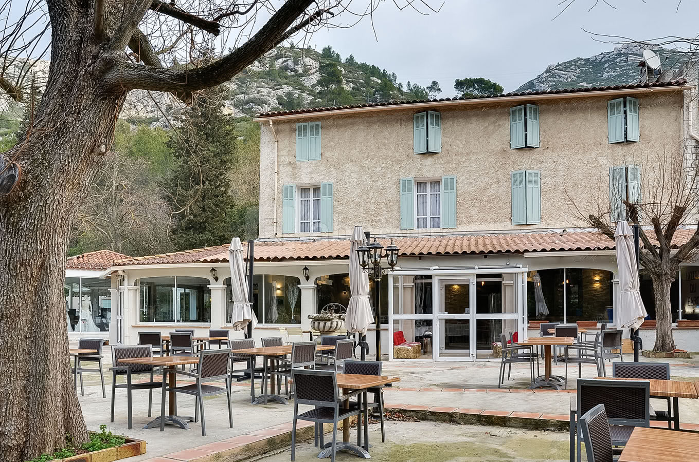 Vue extérieure de l'hôtel et sa terrasse