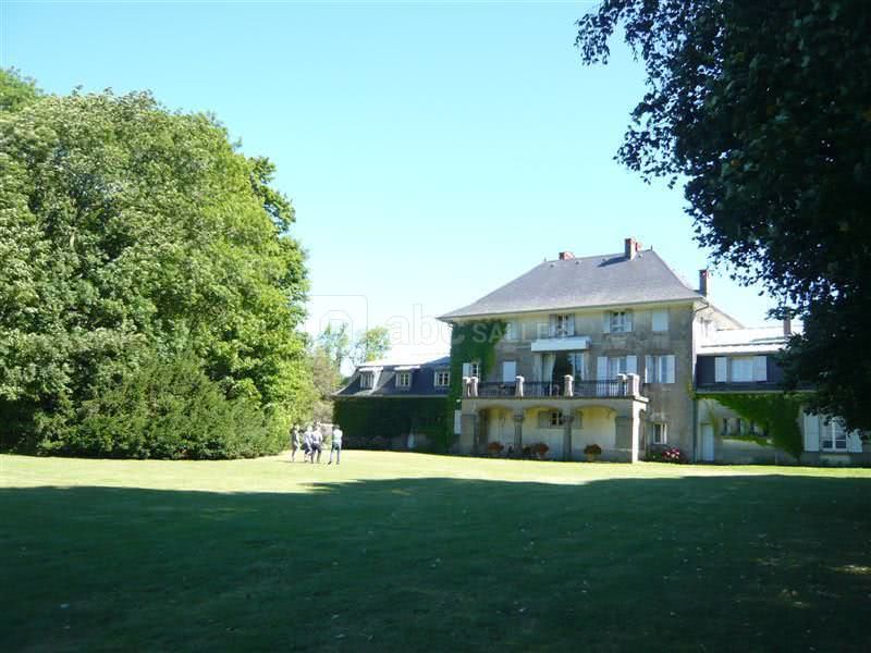 Pelouse devant le lac