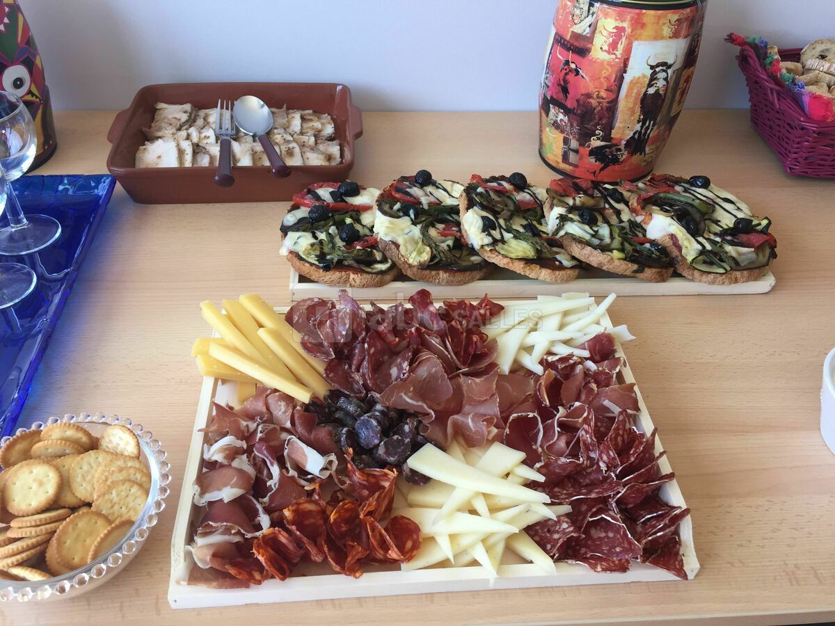 Buffet midi 21 Avril salle de pause