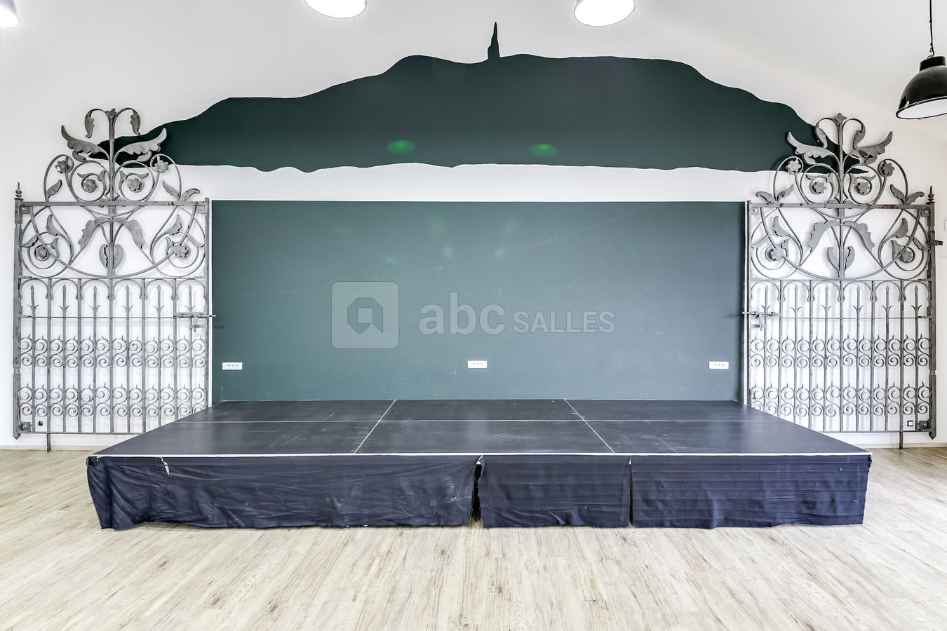 La scène de la salle la Grange Inspirée