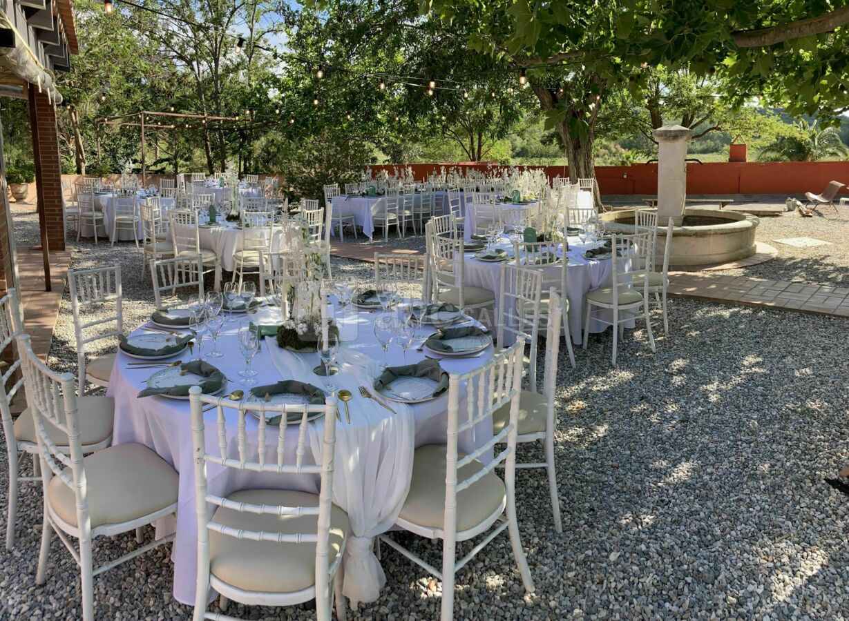 Diner mariage cour Clos des Aspres