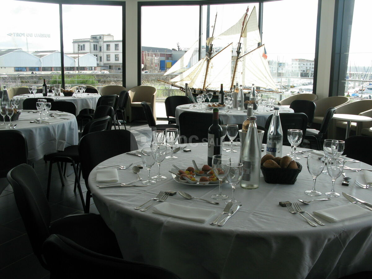 Marina du Château, Brest (29) - vue intérieure - configuration déjeuner assis (Club House)