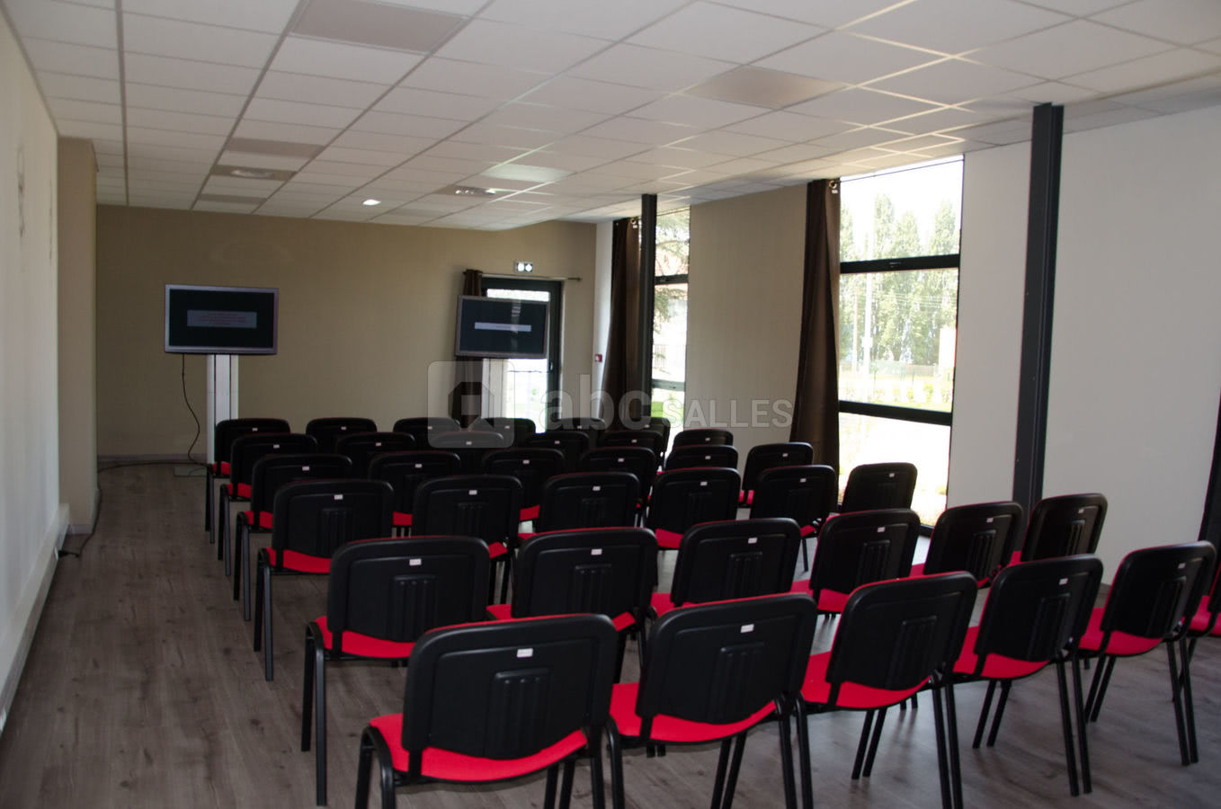 Salon 120 m2 : Disposition théatre jusqu'à 80 personnes