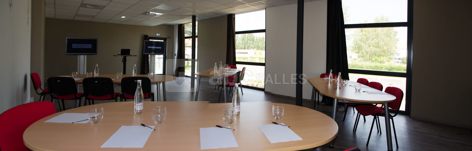 Salon 120 m2 : Disposition épi jusqu'à 30 personnes