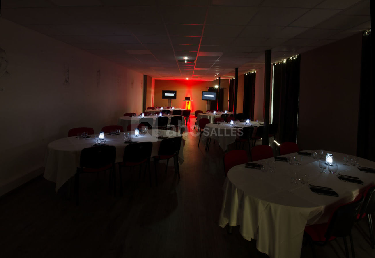 Salle de restauration 120 m2 : Jusqu'à 80 personnes en table ovale