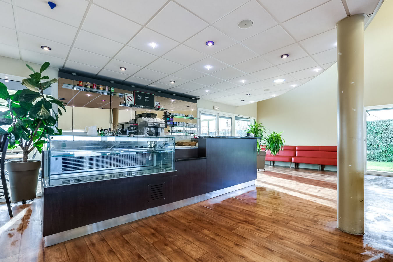 Salle de réception avec bar
