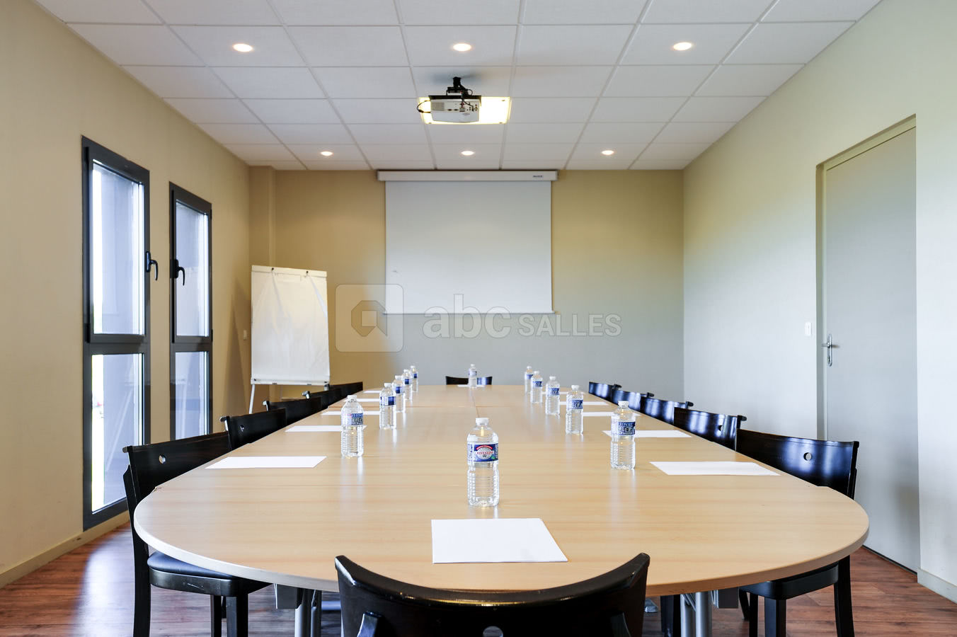 Salle de réunion avec projecteur