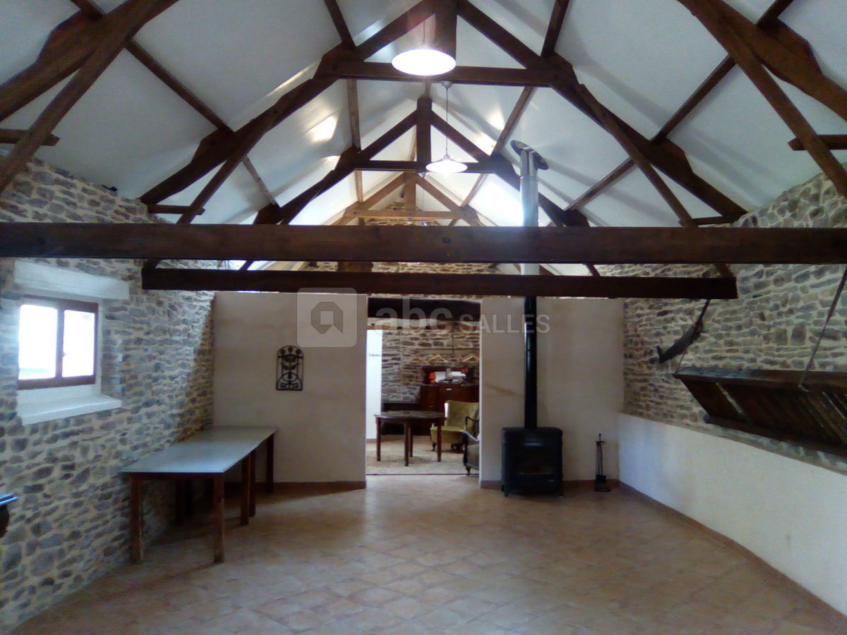 Intérieur de la salle de réception avec chauffage par deux pôele à bois