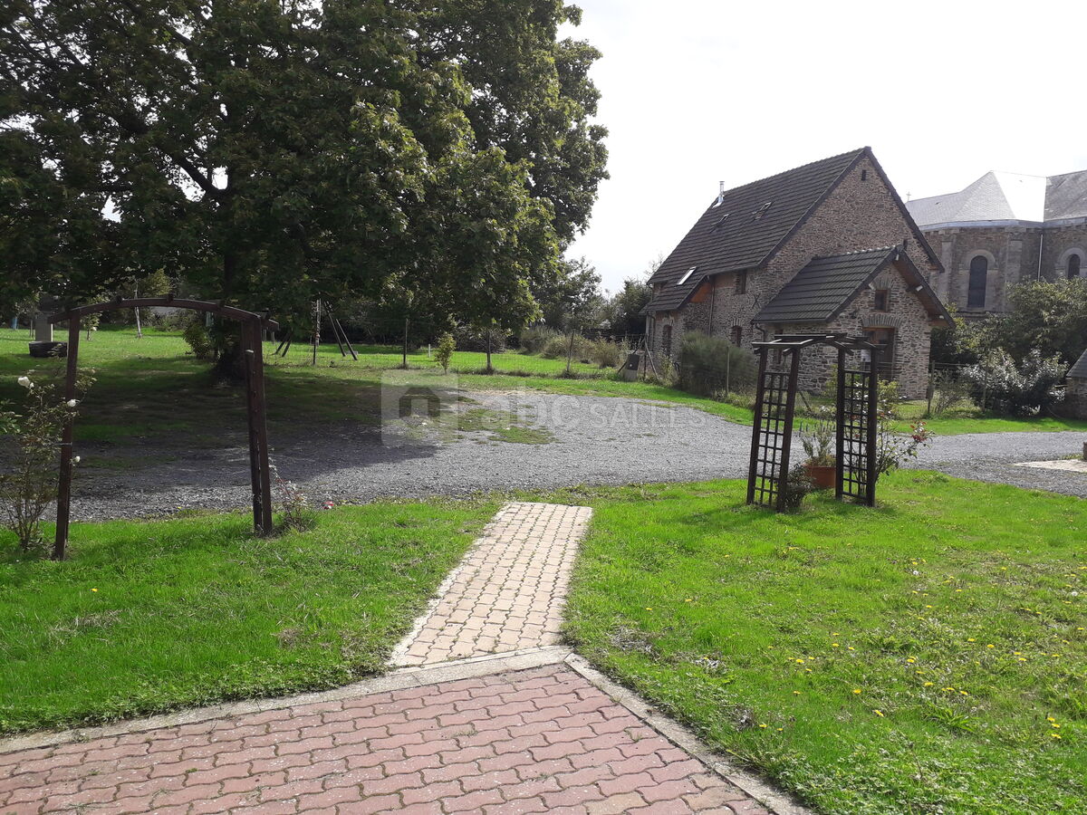 Jardin devant la salle