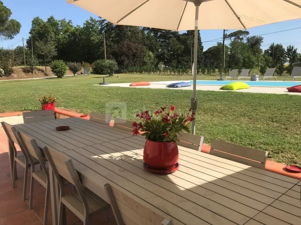 La terrasse et la piscine des Ecuries