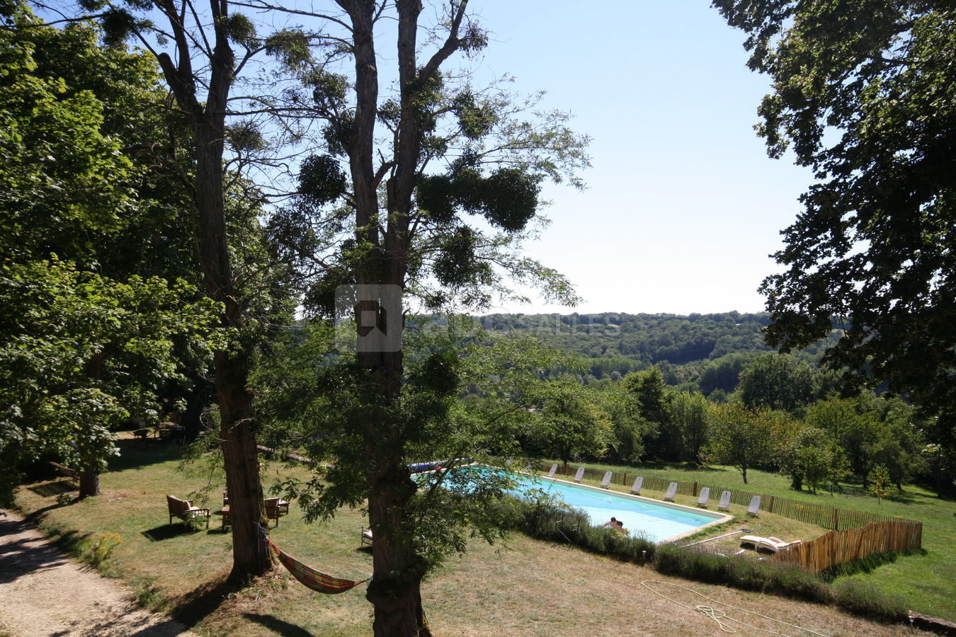 Piscine avec vue sur le verger