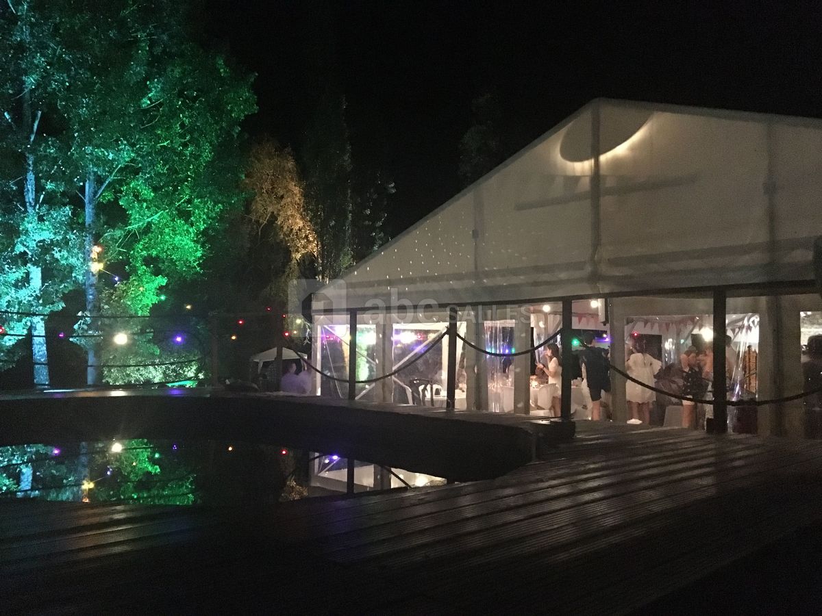 Barnum et piscine la nuit