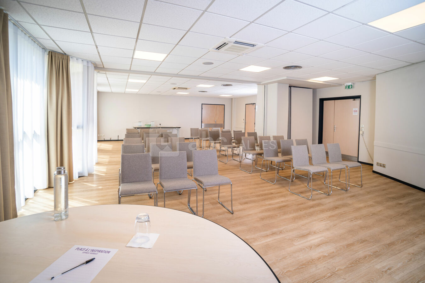 Salon de 100m² au rez-de-chaussée