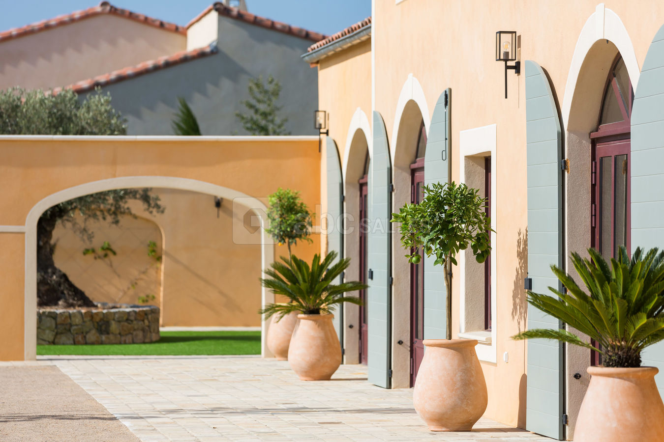 L&#039;esplanade et la patio côté Bastide