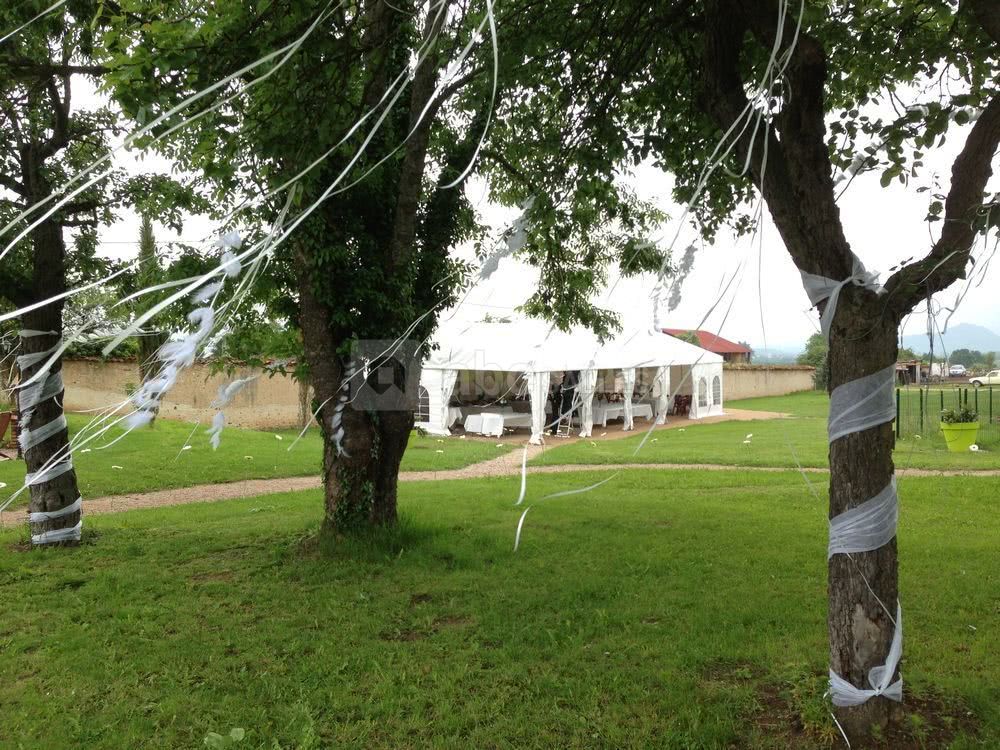 Repas de mariage en extérieur avec chapiteau