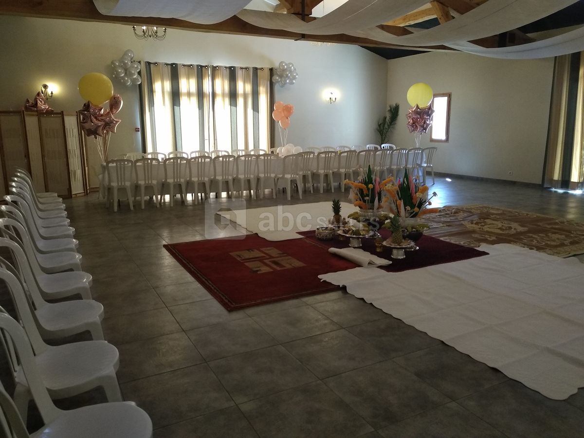 Tables rondes et déco blanche ou colorée pour un mariage au Mas de  Jonquerolles - Location salle de réception Saint Rémy de Provence - Mas de  Jonquerolles