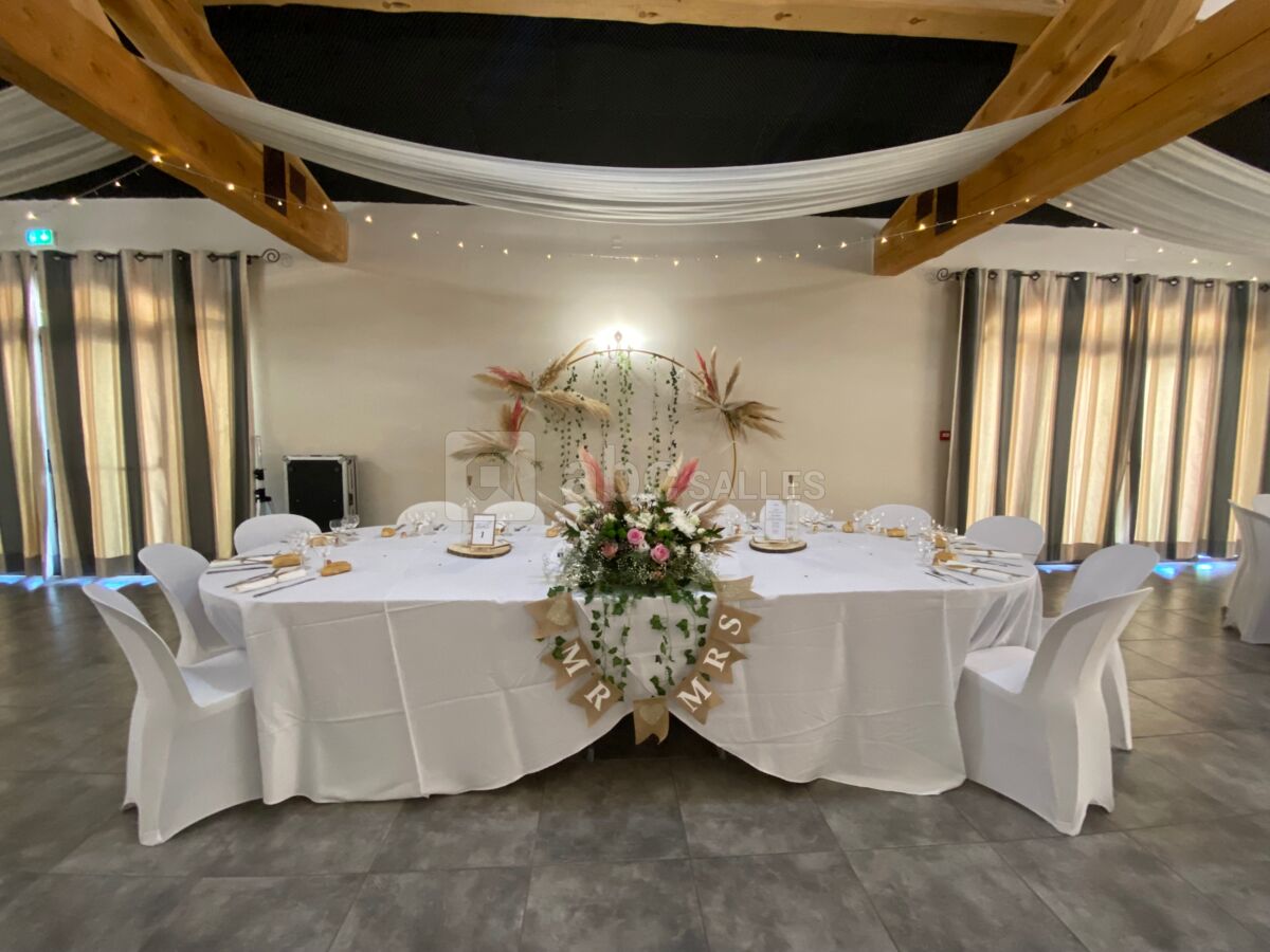 Tables rondes et déco blanche ou colorée pour un mariage au Mas de  Jonquerolles - Location salle de réception Saint Rémy de Provence - Mas de  Jonquerolles