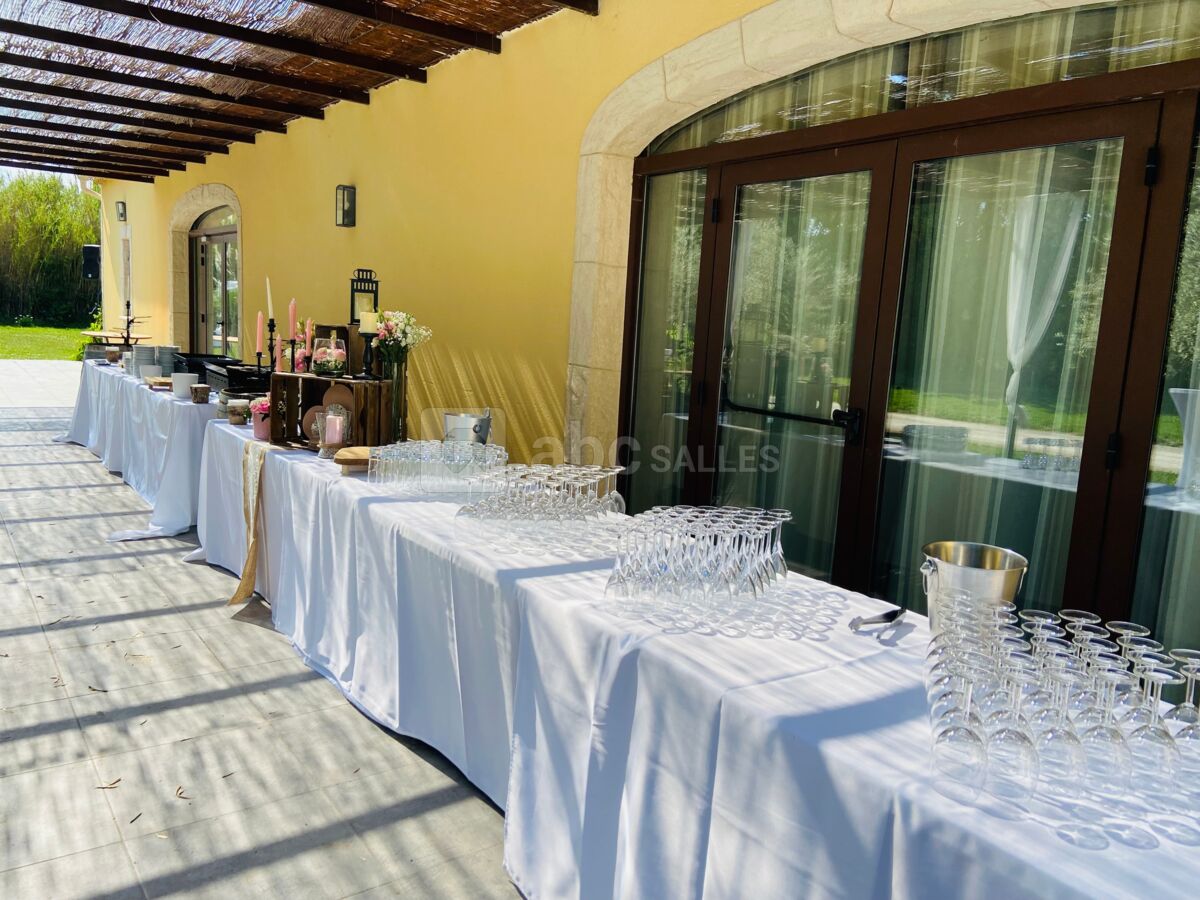 Tables rondes et déco blanche ou colorée pour un mariage au Mas de  Jonquerolles - Location salle de réception Saint Rémy de Provence - Mas de  Jonquerolles