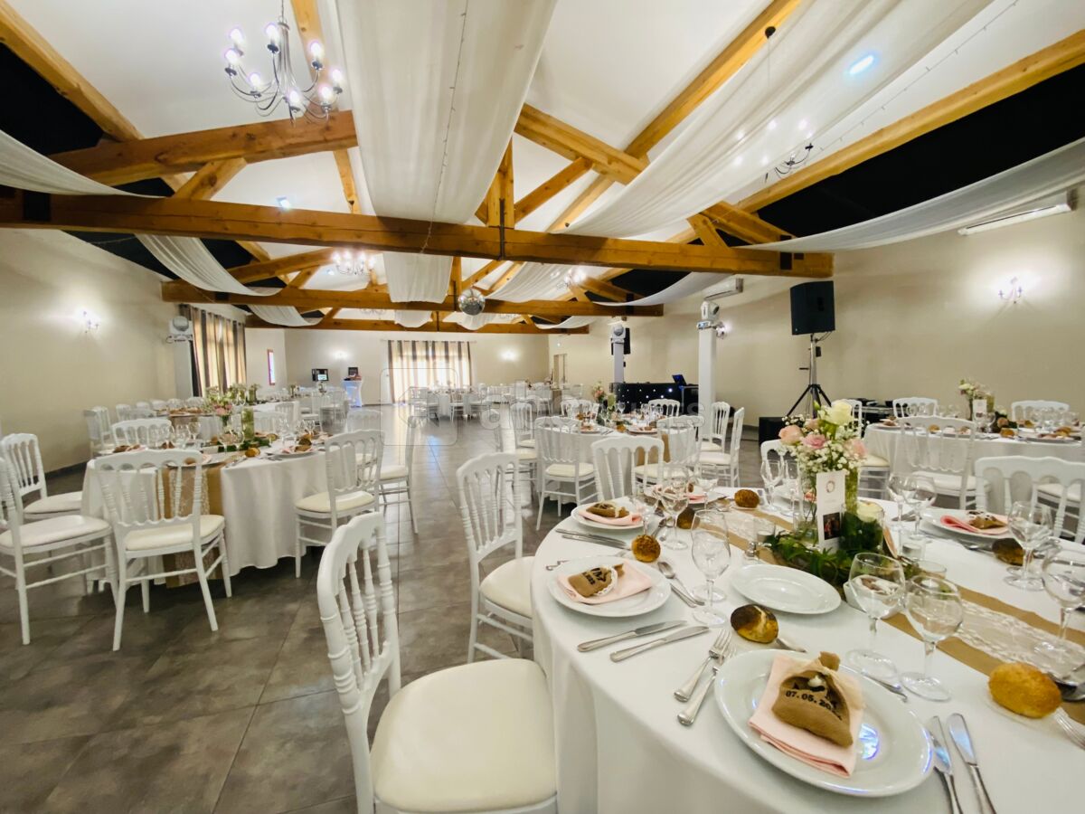 Tables rondes et déco blanche ou colorée pour un mariage au Mas de  Jonquerolles - Location salle de réception Saint Rémy de Provence - Mas de  Jonquerolles