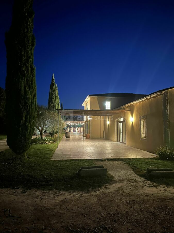 Extérieur de nuit mas de jonquerolles dans le 13